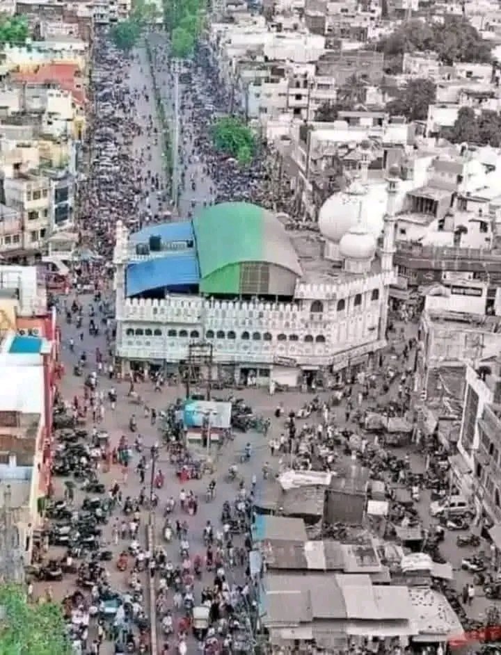 ashok777_kalam's tweet photo. #நியாயமடா 
உஜ்ஜயினியில் நடு ரோட்டை ஆக்கிரமித்து கட்டப்பட்டு இருக்கும் சர்ச்சைக்குரிய மசூதி இதை  ரோடு விரிவாக்கத்திற்காக   அக��்றுவதற்கு எதிர்ப்பு தெரிவித்து தான் இஸ்லாமியர்கள் போராட்டத்தில் இறங்கினர் என்பது குறிப்பிடத்தக்கது..!!

இவ்வளவு பெரிய மசூதியை அற்ப ஓட்டு அரசியலுக்காக காங்கிரஸ் ஆட்சியில் கட்ட அனுமதித்தினர் என்பது குறிப்பிடத்தக்கது.

தேசம் தாண்டா முக்கியம் 
எந்த மதமாக இருந்தாலும்