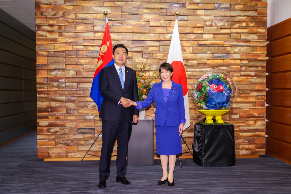 takaichi_sanae's tweet photo. 先ほど、日本を公式訪問中のオチラル・モンゴル首相と首脳会談及びワーキング・ディナーを行いました。

首脳会談では、まず、私から、オチラル首相の就任後初の二国間訪問先として、日本を選んでいただいたことを歓迎した上で、モンゴルの最も重要な「第三の隣国」として、進化した「自由で開かれたインド太平洋（FOIP）」の下、モンゴルの自律性・強靱性を支えていく旨を申し上げました。

その上で、「平和と繁栄のための特別な戦略的パートナーシップ」の下、更なる協力を進めることを確認し、安全保障面、さらにはAIといった新たな分野での協力についても議論していくことで一致しました。

また、来年の「外交関係樹立55周年」に当たり、当時の岸田総理とフレルスフ大統領が発表した2022年の首脳共同声明・行動計画を踏まえた、経済分野をはじめとする協力の進捗を共に確認し、両国で連携を強化していくこととしました。

さらに、近年モンゴル経済が好調に発展を遂げていることを踏まえ、進化したFOIPの下、両国間の経済分野での協力関係をいかに深化させていくか意見を交わし、オチラル首相の推進するビジネス環境の整備促進のため、議論を一層深めるとともに、租税条約の締結に向けた交渉の早期開始や、社会保障協定の予備協議の実施で一致しました。

この首脳会談の機を捉え、本日、日本企業が運営に参画しているチンギス・ハーン国際空港の拡張に関する円借款の交換公文の署名・交換を行いました。

空の連結性の鍵であるチンギス・ハーン国際空港における日・モンゴル間協力は重要であり、本協力は日本企業のモンゴルとの貿易やビジネスの促進に資するものです。

パワー・アジアの下、石油備蓄や再生可能エネルギー関連分野で積極的に協力していくことも一致しました。

国連を含む国際場裡での協力及び地域の平和と安定に向けた協力についても、一層強化していくことを確認したほか、私から、拉致問題へのモンゴルの理解と協力に対しても、改めてオチラル首相に感謝をお伝えました。

オチラル首相からは、日本が「平和国家」として国際社会の平和と安定に長きにわたり貢献していることへの高い評価をいただくとともに、2022年の共同声明の内容を着実に実施していく旨の発言がありました。

モンゴルの最も重要な「第三の隣国」として、これからもオチラル首相と緊密に連携してまいります。