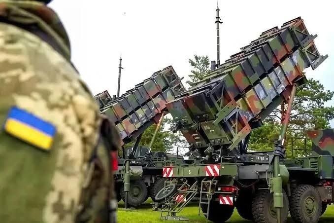 DefenseLVA's tweet photo. 🇵🇱🏗🇺🇦 Polija piedāvāja savā teritorijā uzbūvēt Patriot rūpnīcu Ukrainai.

⚡️Polijas aizsardzības ministra vietniece Magdalēna Sobkovjaka-Čerņecka piedāvāja Polijas teritorijā uzbūvēt pretgaisa aizsardzības raķešu Patriot ražotni Ukrainai, ja Kijeva saņems attiecīgu licenci no Amerikas Savienotajām Valstīm. Par to paziņoja Polijas Aizsardzības ministrija.

🎯 Ministra vietniece uzsvēra, ka līdzīgas rūpnīcas būvniecība Ukrainā varētu padarīt to par Krievijas triecienu mērķi. Turklāt viņa norādīja, ka Varšava atsevišķi cenšas panākt Patriot servisa centra izveidi Polijā un pēc tam arī savu raķešu ražošanu. Šis process nav atkar��gs no Kijevas.

📃🚫 23. septembrī ASV Valsts departaments precizēja, ka galīgais lēmums par licences piešķiršanu Ukrainas pusei pagaidām nav pieņemts un sarunas turpinās.