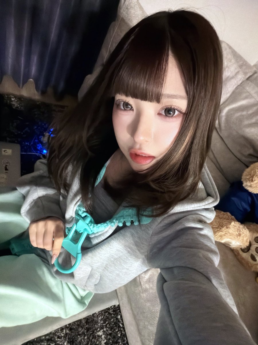 _mimi_minami_'s tweet photo. いーやファスナーでっか‼���カラコンかわい‼️ https://t.co/hkxHs93cjb