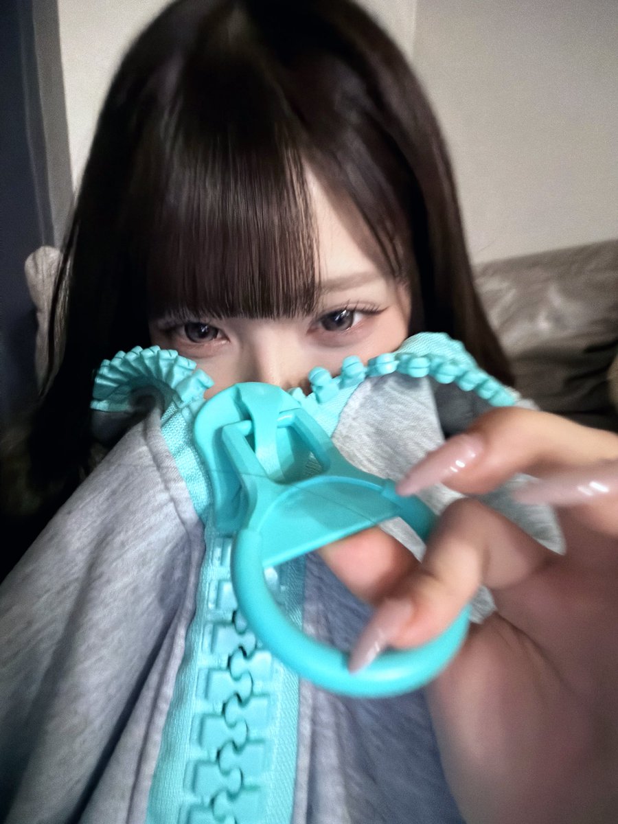 _mimi_minami_'s tweet photo. いーやファスナーでっか‼���カラコンかわい‼️ https://t.co/hkxHs93cjb