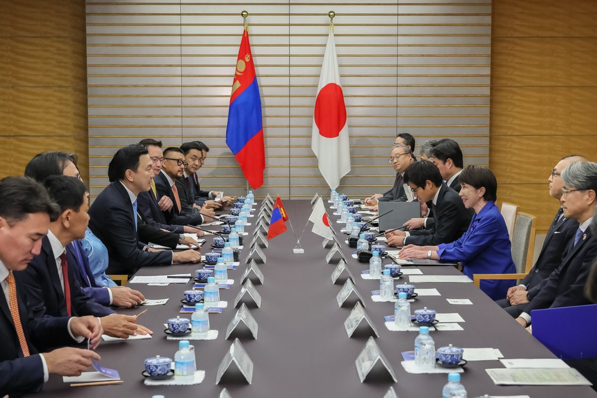 takaichi_sanae's tweet photo. 先ほど、日本を公式訪問中のオチラル・モンゴル首相と首脳会談及びワーキング・ディナーを行いました。

首脳会談では、まず、私から、オチラル首相の就任後初の二国間訪問先として、日本を選んでいただいたことを歓迎した上で、モンゴルの最も重要な「第三の隣国」として、進化した「自由で開かれたインド太平洋（FOIP）」の下、モンゴルの自律性・強靱性を支えていく旨を申し上げました。

その上で、「平和と繁栄のための特別な戦略的パートナーシップ」の下、更なる協力を進めることを確認し、安全保障面、さらにはAIといった新たな分野での協力についても議論していくことで一致しました。

また、来年の「外交関係樹立55周年」に当たり、当時の岸田総理とフレルスフ大統領が発表した2022年の首脳共同声明・行動計画を踏まえた、経済分野をはじめとする協力の進捗を共に確認し、両国で連携を強化していくこととしました。

さらに、近年モンゴル経済が好調に発展を遂げていることを踏まえ、進化したFOIPの下、両国間の経済分野での協力関係をいかに深化させていくか意見を交わし、オチラル首相の推進するビジネス環境の整備促進のため、議論を一層深めるとともに、租税条約の締結に向けた交渉の早期開始や、社会保障協定の予備協議の実施で一致しました。

この首脳会談の機を捉え、本日、日本企業が運営に参画しているチンギス・ハーン国際空港の拡張に関する円借款の交換公文の署名・交換を行いました。

空の連結性の鍵であるチンギス・ハーン国際空港における日・モンゴル間協力は重要であり、本協力は日本企業のモンゴルとの貿易やビジネスの促進に資するものです。

パワー・アジアの下、石油備蓄や再生可能エネルギー関連分野で積極的に協力していくことも一致しました。

国連を含む国際場裡での協力及び地域の平和と安定に向けた協力についても、一層強化していくことを確認したほか、私から、拉致問題へのモンゴルの理解と協力に対しても、改めてオチラル首相に感謝をお伝えました。

オチラル首相からは、日本が「平和国家」として国際社会の平和と安定に長きにわたり貢献していることへの高い評価をいただくとともに、2022年の共同声明の内容を着実に実施していく旨の発言がありました。

モンゴルの最も重要な「第三の隣国」として、これからもオチラル首相と緊密に連携してまいります。