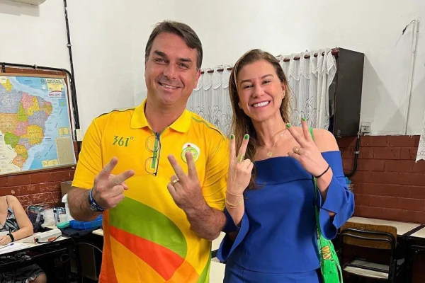 BlogdoNoblat's tweet photo. Alexandre Santini ex-sócio de Flávio, colecionou as imagens e mensagens que, no auge da crise entre os dois, levou ao conhecimento de Fernanda Bolsonaro. Eram fotos de mulheres, prints combinando encontros secretos e outras tantas evidências. O impacto foi imediato. E brutal. A iniciativa de Santini provocou um terremoto, àquela altura, no casamento de Flávio. A confusão foi tão grande que assustou a cúpula da campanha de Jair Bolsonaro à reeleição. A turma do deixa-disso entrou em campo para segurar o ex-sócio, mas só conseguiu êxito por um período. Santini voltaria à carga logo depois, e por uma via curiosa: a própria Fernanda Bolsonaro. Ele seguia próximo à mulher de Flávio. Era paciente do consultório odontológico dela, em um centro clínico do Plano Piloto de Brasília, e nas sessões periódicas de manutenção do aparelho dentário, aproveitava para enviar recados a Flávio Bolsonaro cobrando o “acerto de contas” (Platôbr)