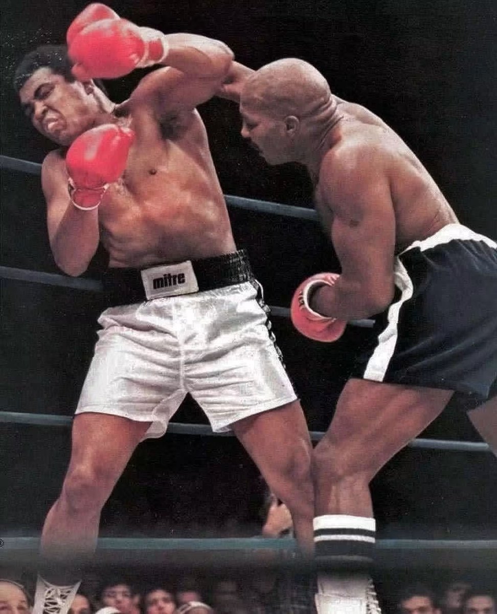 Toya3334L's tweet photo. Muhammad Ali kept hold of the world heavyweight championship #OnThisDay in 1977 with a 15 round unanimous decision victory over KO artist Earnie Shavers at Madison Square Garden. https://t.co/N7Tw6a92N1
