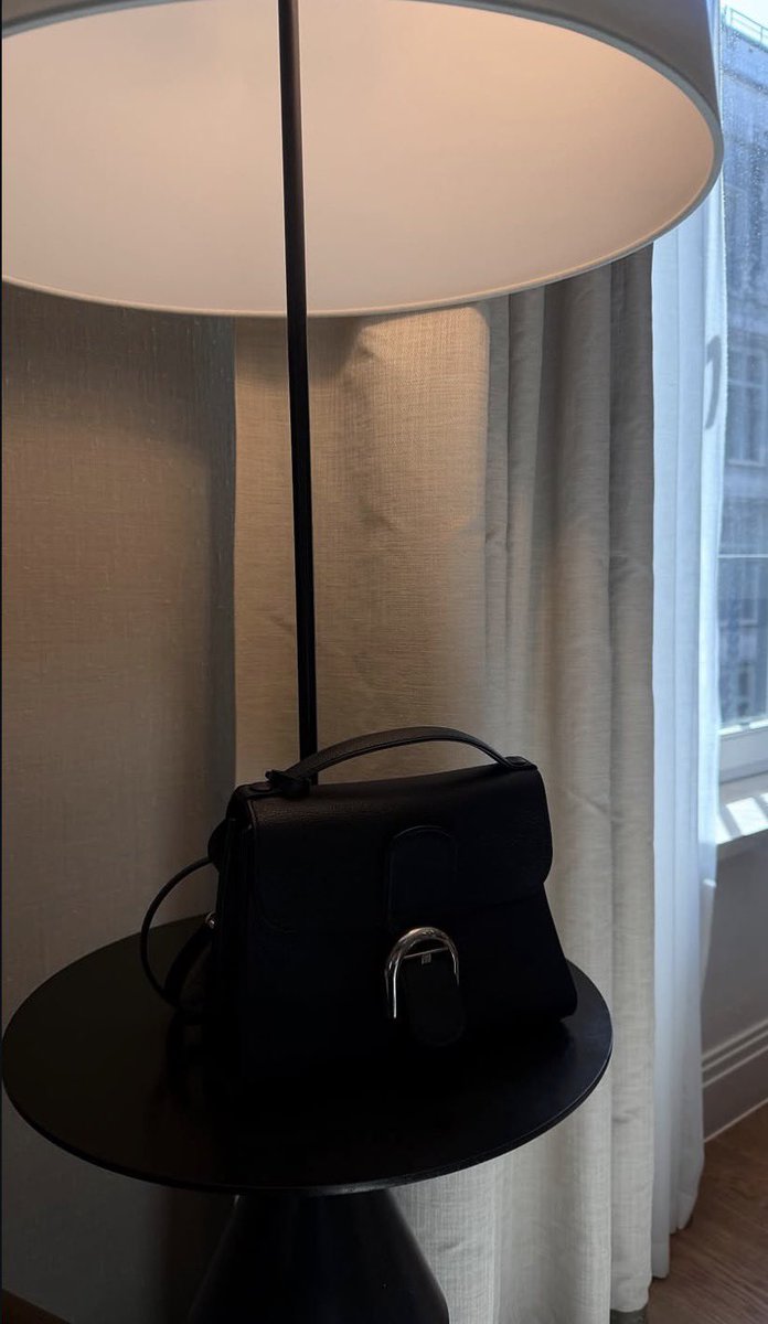 somfaew's tweet photo. เบลเยี่ยมบิ๊วมาก ไทยแลนด์ไม่ไหวแร้วค่ะ

#NampingStarlnBrussels
#nampingster #Delvaux https://t.co/Mk7UtW2E8P