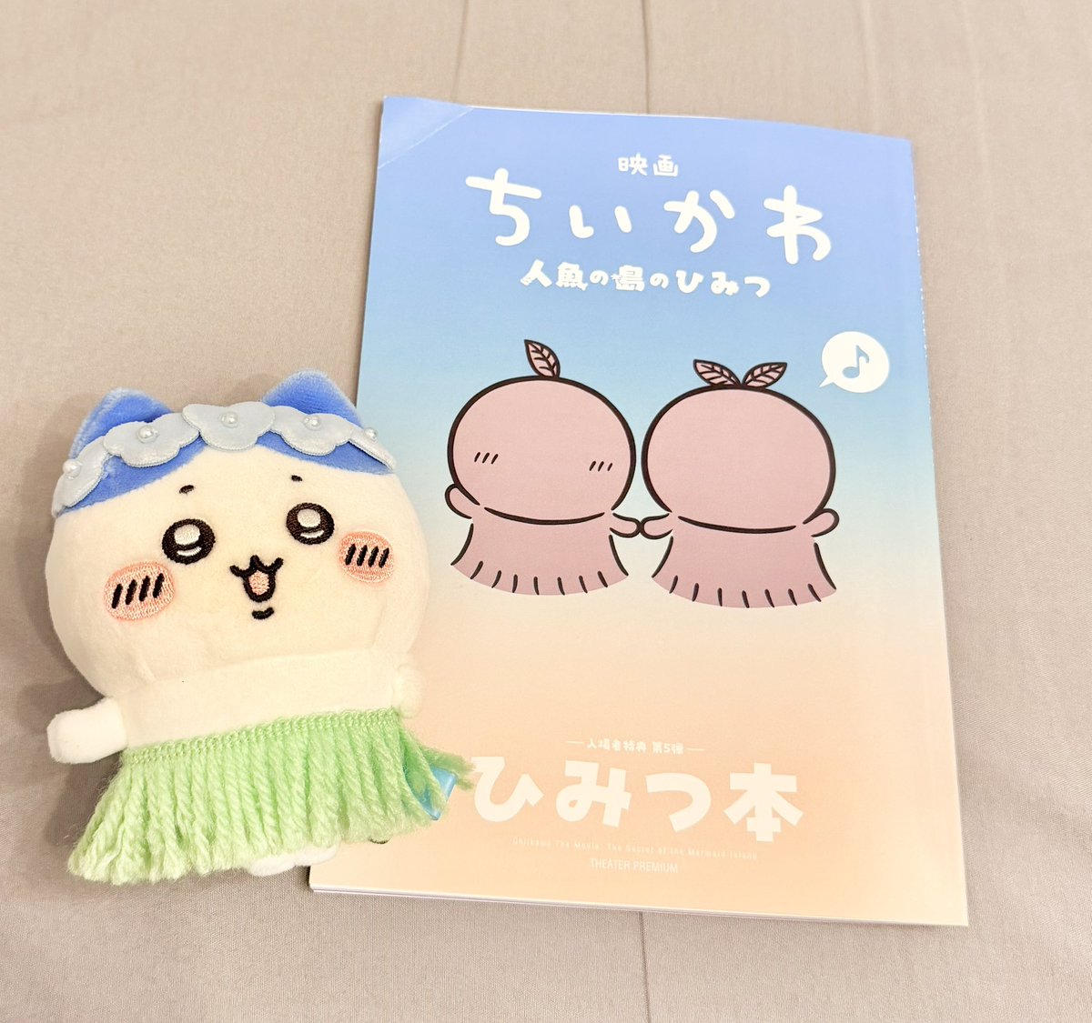 miiikorov's tweet photo. 愛用してる帽子をなくしたり買った服を家で確認したらほつれてたり脱毛でいつもより痛い思いをしたり今日はずっと結構ツイてなかったんだけど、ひみつ本が自分が見た回までで配布終了になってギリギリもらえたことだけがとてもツイてました❗️❗️❗️ https://t.co/20Ajv0XR7M