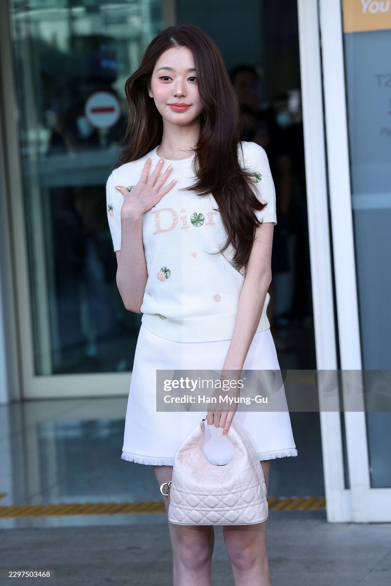 bloominwind's tweet photo. Dior and Wonyoung together craft a surreal fashion fantasy in Paris, where luxury design meets otherworldly star beauty in perfect harmony.

WONYOUNG IN DIOR
#WonyoungDiorSummer27
#JANGWONYOUNG
#WONYOUNG
#DiorSummer27 @Dior https://t.co/Blls24O7VR