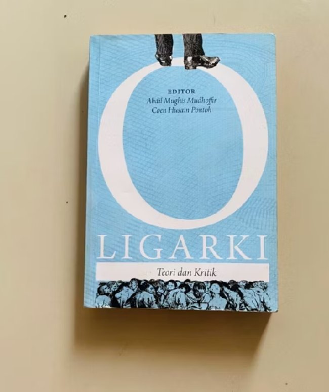 vineyardslv's tweet photo. WKWKWKKWWK makanya min cetul buku2 lama. Hamba sebagai pemarkir baru sedih brtw eksistensi buku2 bagus kalian😔. Im begging you cetulin buku2 ini min🙇‍♀️. https://t.co/lZiuQiKt9l