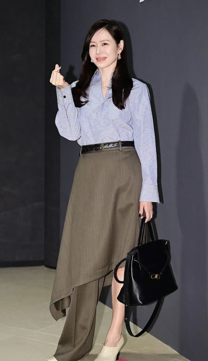 LiuLu52229's tweet photo. @stinkerbella11 Son Ye-jin wore BV for an event, but she was just making a guest appearance. The brand isn't going to make her an ambassador. https://t.co/WOzQaHEQRd
