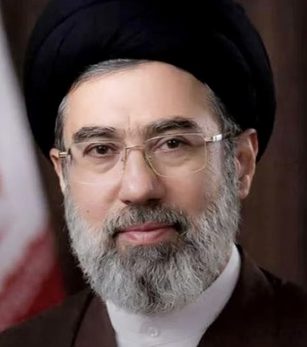 Megatron_ron's tweet photo. BREAKING: 🇹🇷🇮🇷 Turkey seized an Iranian plane with passengers on board at Istanbul Airport

Bailiffs boarded a Caspian Airlines Boeing 737 just as passengers were ready to take off and served a €3 million debt order, stopping the plane from leaving.

The seizure came days after US secondary sanctions on Iran's aviation sector took effect, halving international flights at Tehran's main airport.