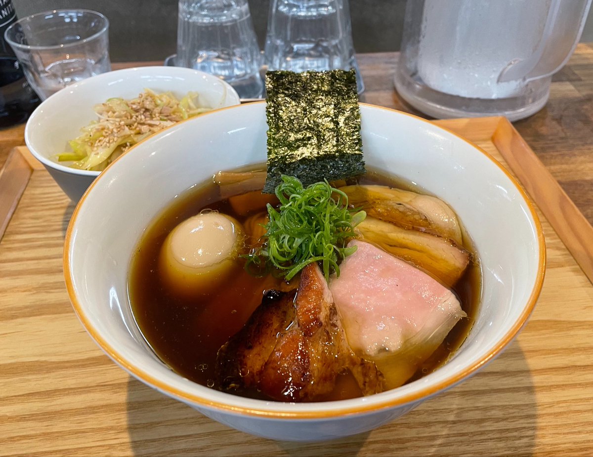 anemonechan3's tweet photo. YOKOKURA STOREHOUSEさん

☺︎︎ 味玉醤油そば ☺︎︎
☺︎︎ ネギ丼 ☺︎︎

行ってこいと言わんばかりに👌📮が飛んで来て突撃🕺
キリッとした醤油の旨みを感じるスープ🍜
シンプルにじっくり味わいたくなる一杯✨
ネギ丼美味い🤣
カズさんその髪型似合ってるぜ👌
また行こ☻

#YOKOKURA_STOREHOUSE https://t.co/xFnCE7rHPD