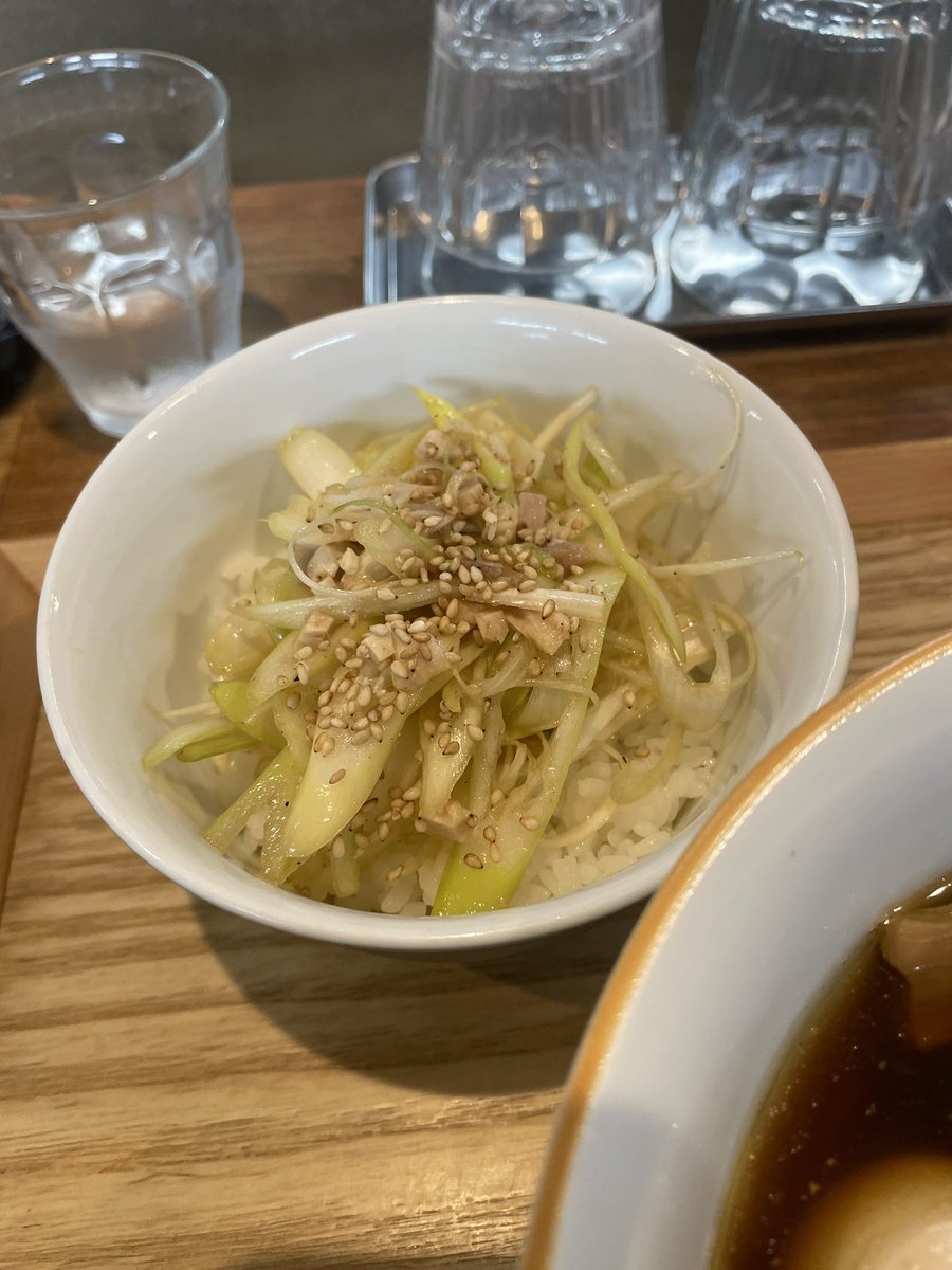 anemonechan3's tweet photo. YOKOKURA STOREHOUSEさん

☺︎︎ 味玉醤油そば ☺︎︎
☺︎︎ ネギ丼 ☺︎︎

行ってこいと言わんばかりに👌📮が飛んで来て突撃🕺
キリッとした醤油の旨みを感じるスープ🍜
シンプルにじっくり味わいたくなる一杯✨
ネギ丼美味い🤣
カズさんその髪型似合ってるぜ👌
また行こ☻

#YOKOKURA_STOREHOUSE https://t.co/xFnCE7rHPD