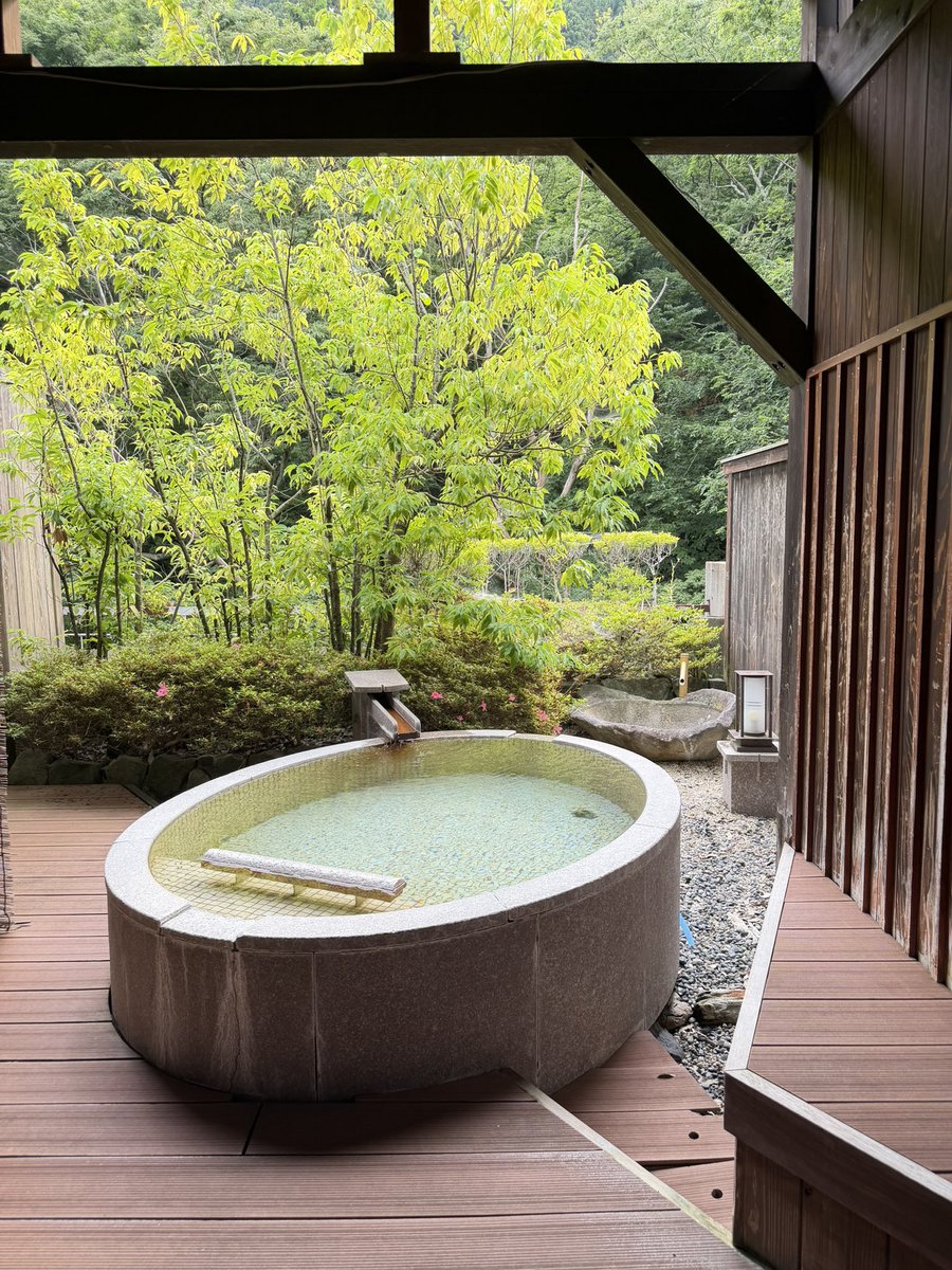onsen_mami's tweet photo. 磐梯熱海温泉 守田屋♨️の貸切風呂 森のかくれんぼ🌳休憩スペース付きの露天風呂で、個人的には3つの中で1番好きな貸切風呂でした!!! https://t.co/rDmOkBSKed