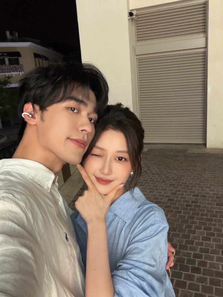 seoyoungwondan's tweet photo. #HeartSignalS9

XingXing’s Weibo post. Another whole essay. These two are seriously so good at putting their feelings into words🥹

The night before I entered the Heart Signal house, I sat in the living room spacing out. For me, this journey was completely unknown. I was excited, but also nervous. I didn’t have particularly high expectations, but deep down, I still quietly wished for one thing: to find someone whose eyes, when looking at me, held only me. The day I met you, I finally believed something I had heard before: “Love can arrive all of a sudden.” Even now, I still remember that moment when you walked into the restaurant wearing a blue shirt and black trousers. I stood up to greet you, and when you looked into my eyes and said, “There are stars in XingXing’s eyes,” you happened to hit exactly the wish I had secretly made in my heart. I knew then. It was you. I forgot to tell you, your eyes were sparkling that day too. There were stars in your eyes as well. I had always been someone who didn’t believe in love at first sight, until I met you that day. I don’t think what we had was simply love at first sight. Rather, that first meeting planted the seed of a feeling, and through time and circumstance, it slowly took root and grew into something solid. That feeling from the very first moment didn’t disappear with time. Instead, through spending time together, communicating, and quietly looking toward each other from afar, it slowly settled into something strong and certain. When I returned to the house that day, I quietly put the Jasmine Coin into my pocket and waited for you to come back in the kitchen. I knew we didn’t have much time left in the house. Because it was you, I was willing to take that step and that was how my famous four questions came about. Whatever was happening outside didn’t affect my thoughts. I only needed to do what I wanted to do. Just like SiSi said, love makes people become gentler and braver. This was the first time in my life that I had made such a firm choice. And of course, it was also because it was you. Looking back on this journey, there were so many things we never could have expected. On the night of Open Day, we exchanged invitation cards, both looking forward to our date the next day. But an unexpected accident suddenly pressed pause on everything. Waiting for the examination results at the hospital was both anxious and agonizing. I knew you were already preparing for our date. I wanted to make it on time, but there was nothing I could do. That night, SiSi brought me the flowers you had sent me. Then I looked down at my clothes and realized we were wearing the same color. That was the moment I completely broke down. The guilt of not being able to make it to our date, not being able to personally receive the flowers you sent, and not being able to spend more time getting to know you, all those emotions suddenly came pouring out -C