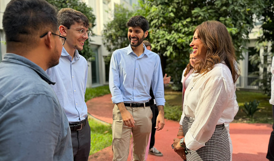 AndaluciaJunta's tweet photo. 🔛📜🏡 Iniciamos la elaboración de la nueva ley #JuventudAND con la vivienda como eje.
🗣️ @Rocio_DiazJ anuncia la constitución de la mesa de trabajo y avanza cambios en las ayudas del @IAJuventud para favorecer el empleo y el arraigo juvenil.
🖇️ https://t.co/ien2a5r0sH https://t.co/Fa0LAI1O7Q