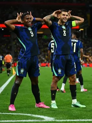 FutGooll's tweet photo. Amistoso 
Austrália 2 ❌ 4 Brasil
⚽ 0X1 - Vanderson
⚽ 1X1 - Circati
⚽ 2X1 - Metcalfe
⚽ 2X2 - Raphinha
⚽ 2X3 - Bruno Guimarães 
⚽ 2X4 - Vinicius Júnior 

Seleção brasileira evolui, vence a Austrália e volta a campo no sábado, para enfrentar a Índia, às 11h, de Brasília. https://t.co/kV0xvDingT