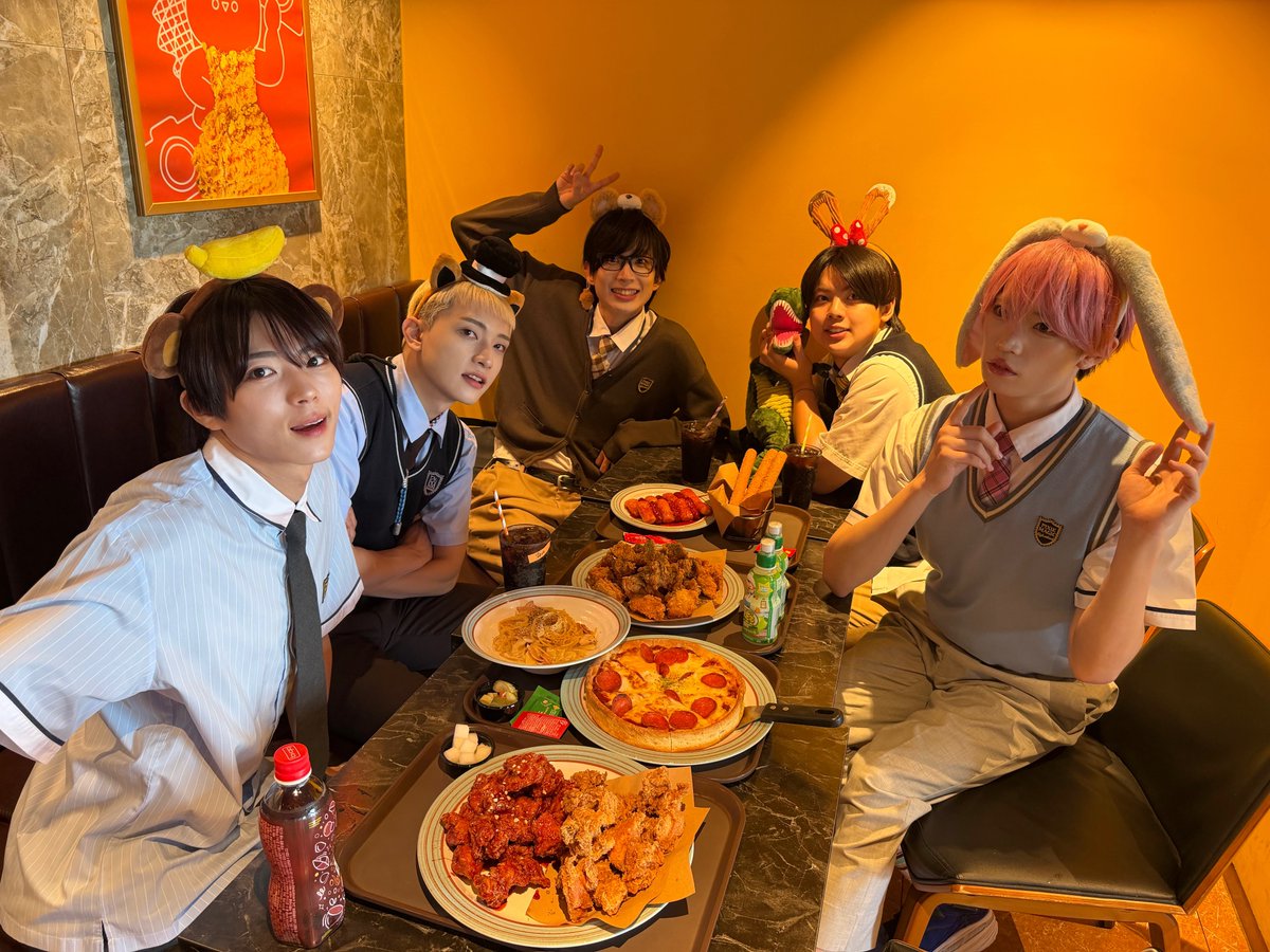 info__paragon's tweet photo. 「SOUL POP NIGHT in Seoul 2026」
番外編🇰🇷

メンバーみんなでロッテワールドへ🎡✨
たくさん遊んで楽しい１日になりました🐼🐲 https://t.co/dU6egfm2Sn