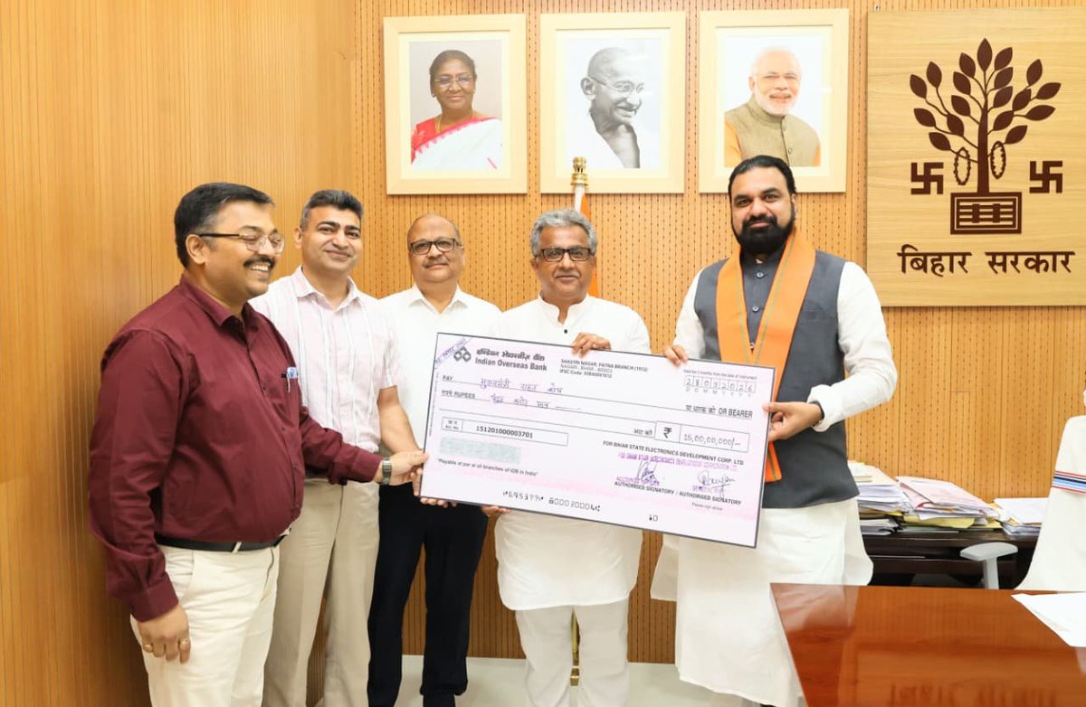 officecmbihar's tweet photo. माननीय मुख्यमंत्री जी ने इस सहयोग के लिये बिहार स्टेट इलेक्ट्रॉनिक्स डेवलपमेंट कॉरपोरेशन लिमिटेड का आभार व्यक्त किया और कहा कि यह राशि राज्य में आपदा एवं कठिन परिस्थितियों के समय जरूरतमंद लोगों की मदद में काम आएगी। https://t.co/DVuVn9KLhN
