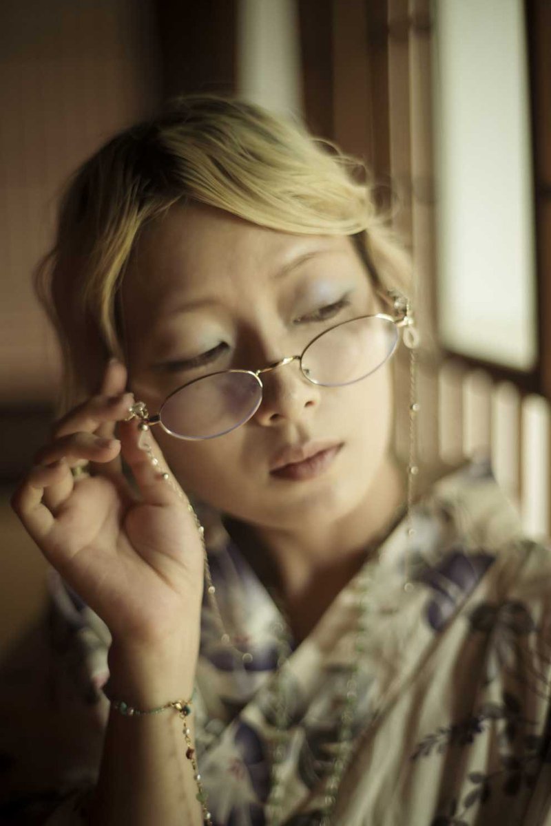 shashinbubutyo's tweet photo. A mysterious proprietress.
#konica #hexanonar57mmf12
#portraits #gllassesgirl #studiophotography https://t.co/Qz8geQ7UvT