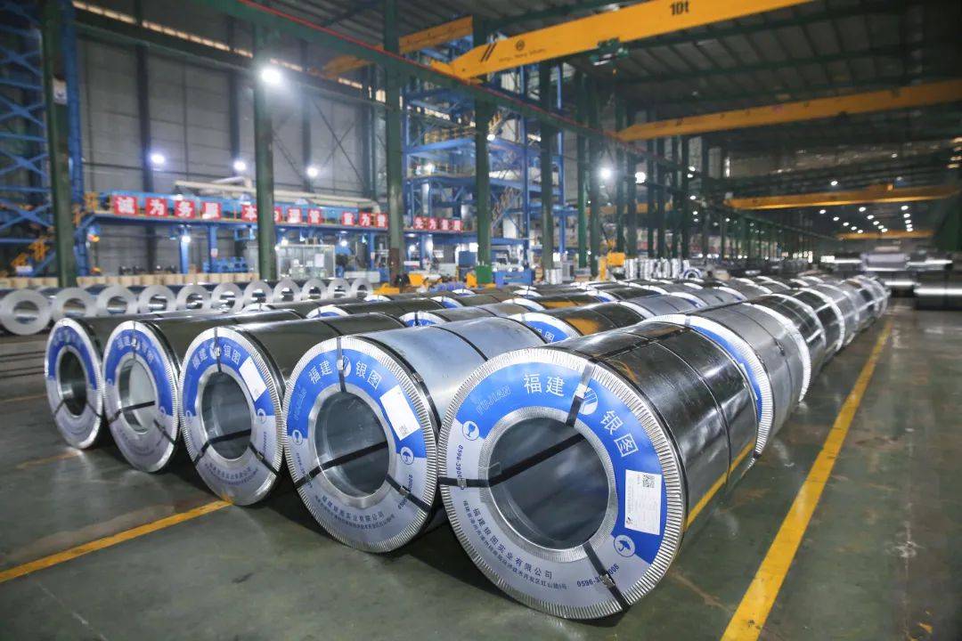 sidne_rdfo__1c5's tweet photo. [At the old workshop, the shiny steel coil was tightly wrapped by the neat wire mesh, which was a perfect display of skillful continuous production process.]， https://t.co/TKzpNei2Hl