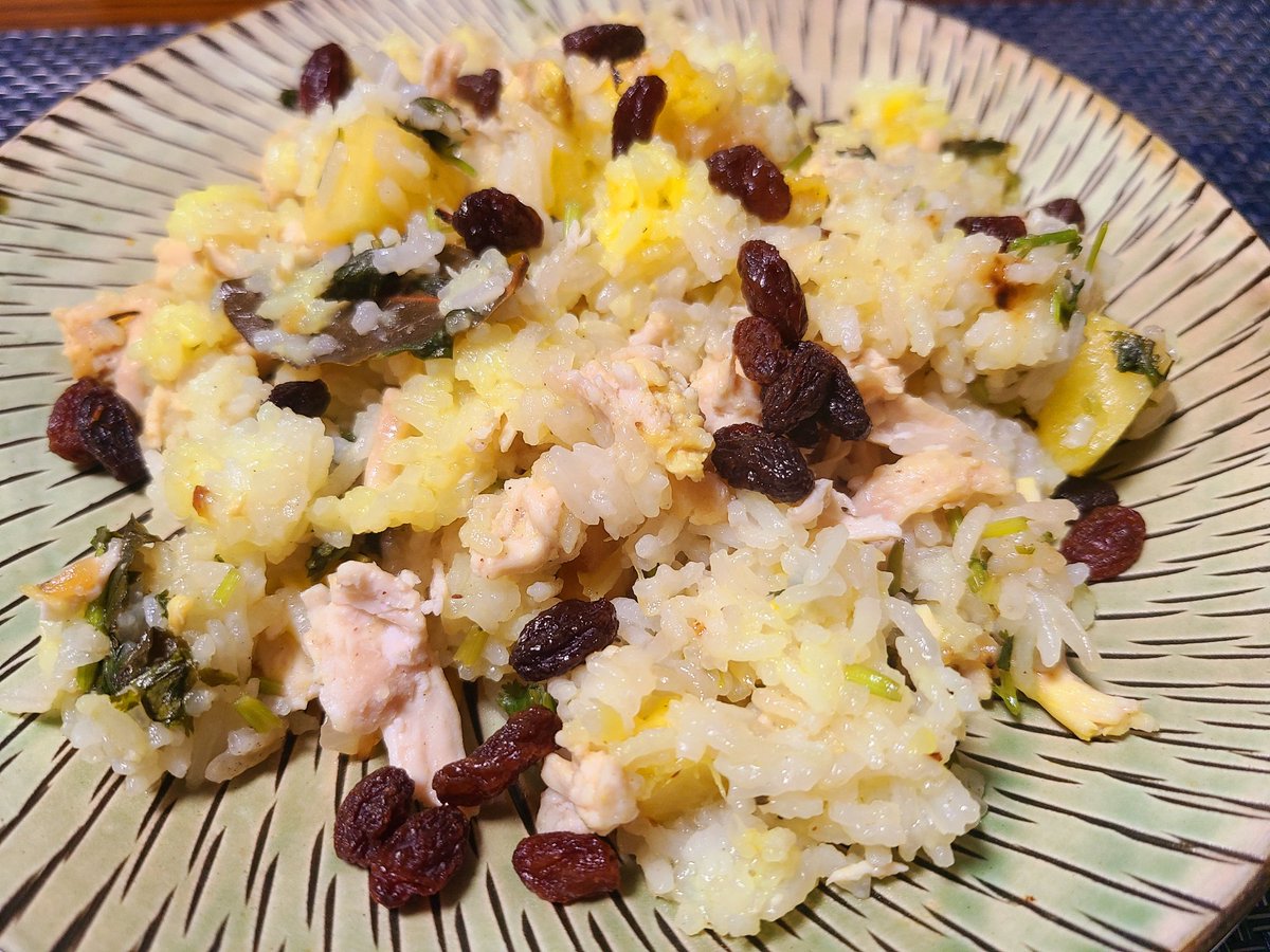 shirastopia's tweet photo. 鶏肉とパイナップルのビリヤニを作るも好物のパインをいっぱい入れたため、水分でベチョっとした物になってしまった。味は美味しいけれど、初めてジャスミン米使ったのに、水分を含み過ぎたからか日本米と違いが分からない😇 https://t.co/85kKaqJJJ4