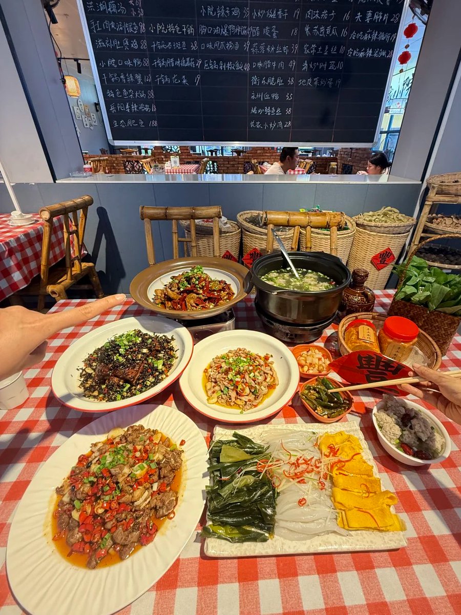 dn18279311's tweet photo. Full table of spicy Hunan dishes. Rich flavors, perfect rice companion. #HunanFood #Foodie https://t.co/0iZkv7wxDj