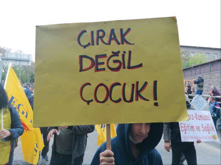 ToplumsalMht217's tweet photo. Antep’in Şehitkamil ilçesinde bir inşaatta su tesisatçısı çırağı olarak çalışan 17 yaşındaki Halil Yağız, çalıştığı inşaatın 6. katından düşerek hayatını kaybetti.

(İSİG Meclisi) https://t.co/OJDw41GZR4