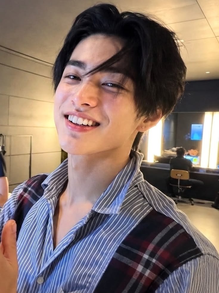 keonimpact's tweet photo. Keonho in this striped shirt >>> https://t.co/KWOQsP9Qwm