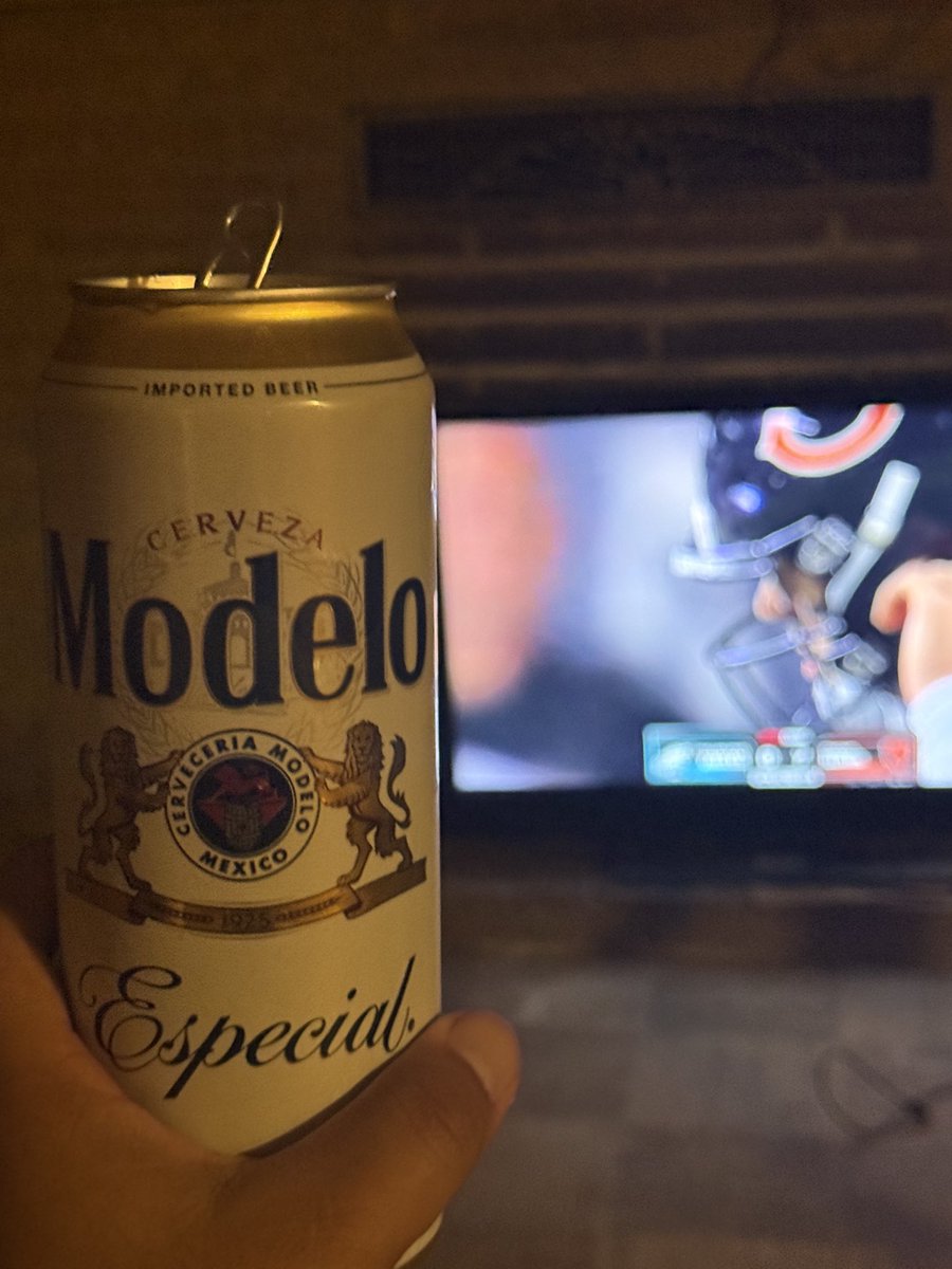 tallman2828's tweet photo. Here is me watching the @ChicagoBears and the @Eagles game on MNF on my @PlayStation 5 with my favorite  @ModeloUSA beer! Last night #DaBears!!! https://t.co/vI3hMzJ7H9