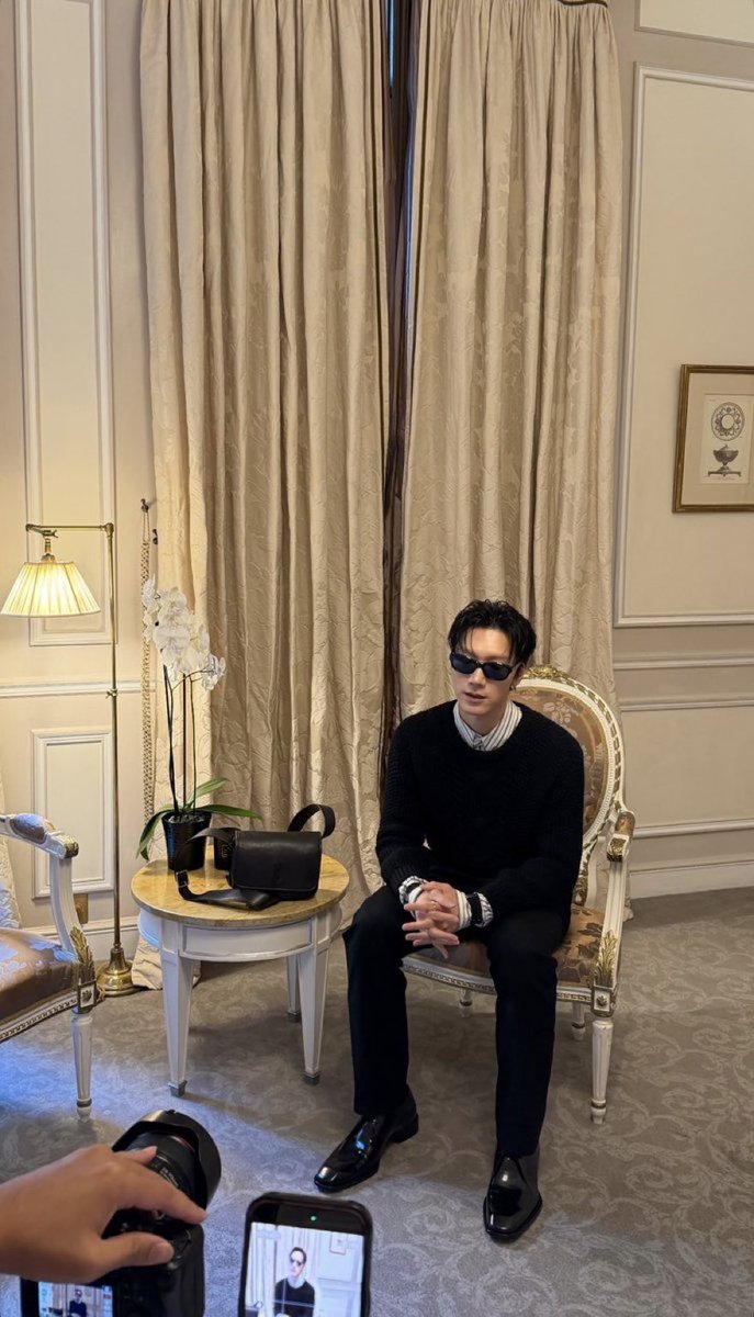 qintenlee10's tweet photo. พี่เท่รึไม่!!! ก็เท่มาตั้งแต่เด็กละค้าบบบบ 

#TENtoParisFashionWeek @YSL
#SaintLaurent #TEN #TENLEE @TEN_offcl https://t.co/MxHxkFqsfT