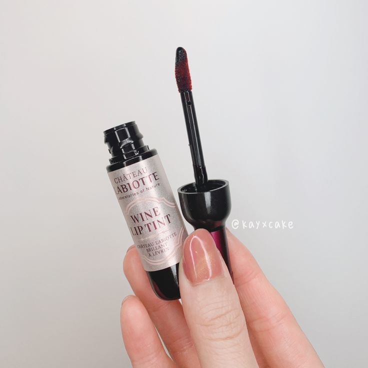 bynnicore's tweet photo. A criatividade vai longe, olha esse lip tint que parece um mini vinho 😭 https://t.co/4zPCOqmQII
