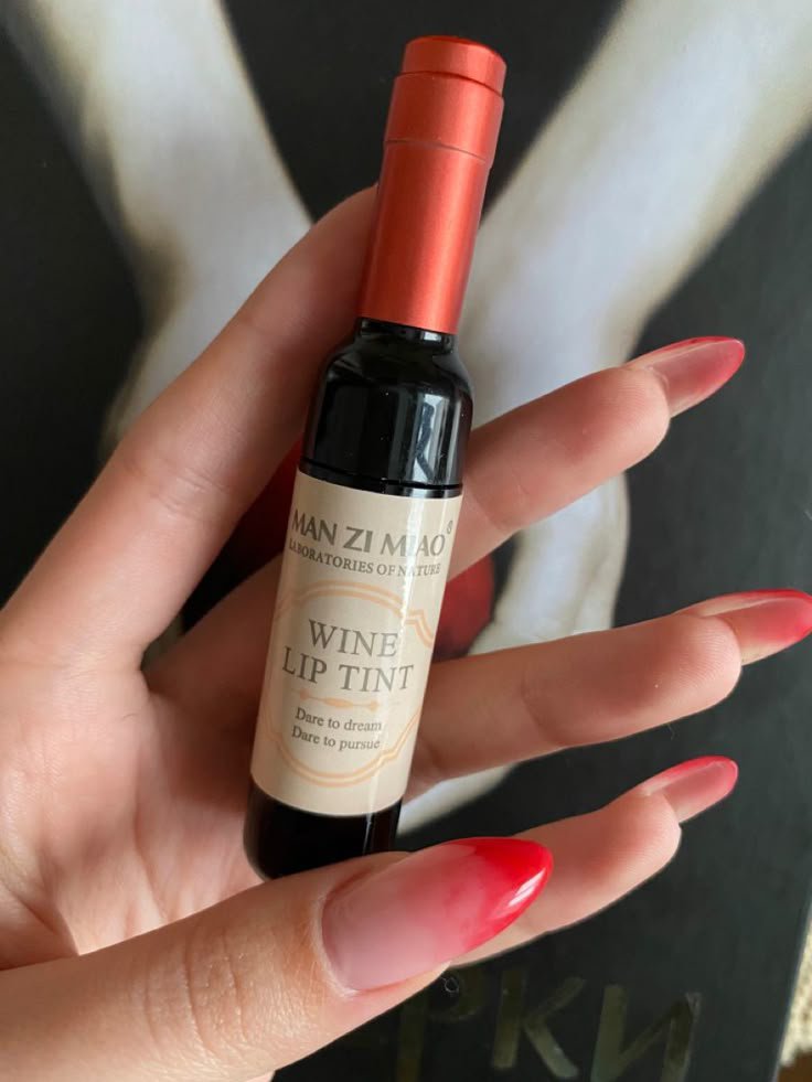bynnicore's tweet photo. A criatividade vai longe, olha esse lip tint que parece um mini vinho 😭 https://t.co/4zPCOqmQII