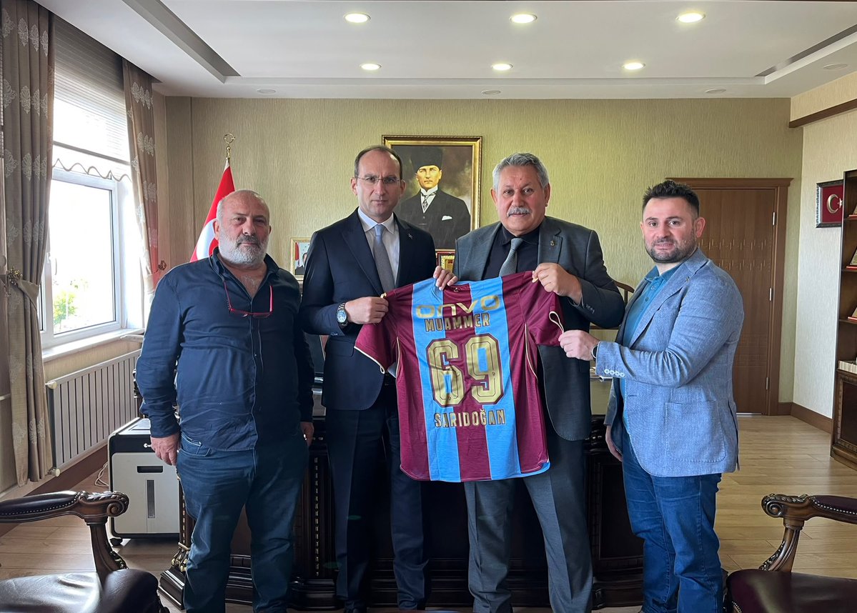 bduzukaymakamlg's tweet photo. 📌Beşikdüzü Seyitahmet Mahallesi sakinlerinden Metin SARIGAN, Trabzon Ticaret ve Sanayi Odası Meclis Üyesi Temel KOFOĞLU ve Hasan SEVİM, İlçemiz Kaymakamı Sayın Muammer SARIDOĞAN’a ziyarette bulundular.

Kaymakam SARIDOĞAN ziyaret için misafirlerine teşekkür ettiler.🇹🇷 https://t.co/jnUn1xXmHr