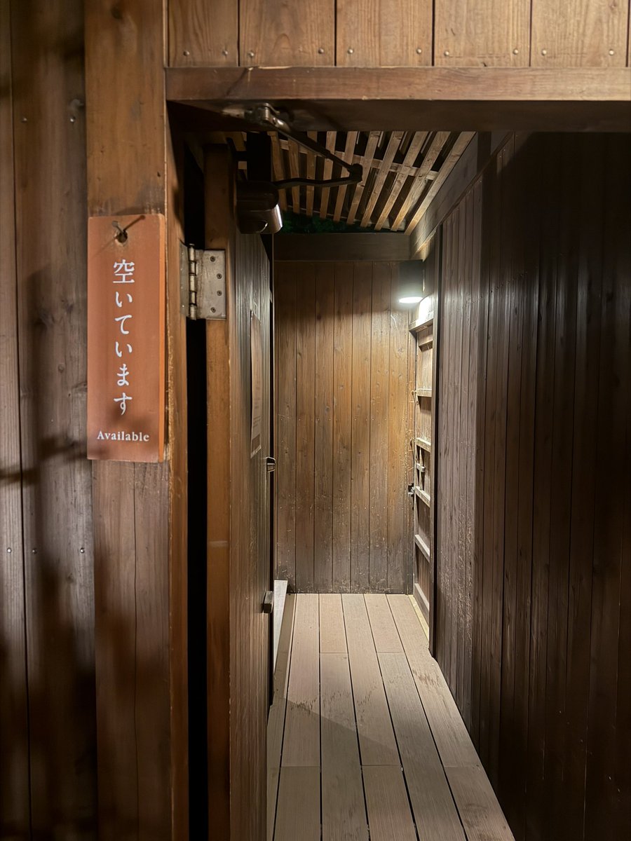 onsen_mami's tweet photo. 洗い場もありますが、ドライヤーなどはなく脱衣所も外にあるので！
他の貸切風呂やお部屋の露天風呂で、身体や髪の毛を洗うのがおすすめです🫧 https://t.co/81VRWebClq