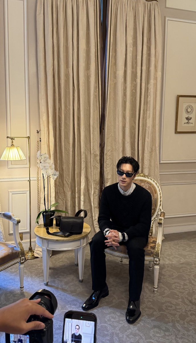 Fridaynight1001's tweet photo. ลุคแม่ม่ายหย่าสามี
ลุคสามีไม่ไปศาลเพราะไม่อยากหย่า

#TENtoParisFashionWeek
#SaintLaurent #TEN https://t.co/WigX0twJCh