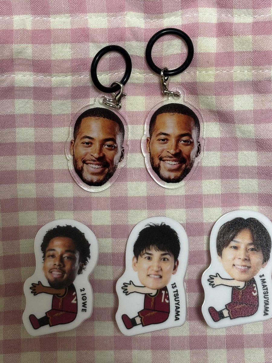 f_moepool's tweet photo. 🫧川崎ブレイブサンダース　交換
抱っこちゃんクリップ
選手フェイスシークレットマルチチャーム

譲:4×2.2.13.3

求:11(抱っこちゃん、チャームどちらも探しています💦)
7(選手アクリルスタンド)
↑差額お支払いします！💦

郵送にてよろしくお願いします🙇🏻‍♀️
#川崎ブレイブサンダース https://t.co/N5FbqdDtkR
