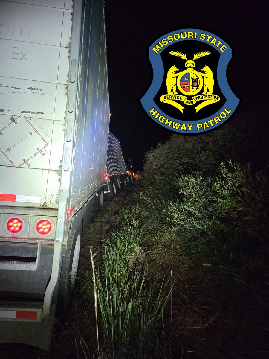 MSHPTrooperF's tweet photo. 🚨Crash on WB I-70 at the 109.8MM🚨

Troopers are investigating a non-injury crash this morning, involving a tractor trailer, on westbound I-70 in Cooper County.

The truck is off the roadway. Crews are still on scene, so please be careful when traveling through the area. https://t.co/oQBmmjoTvj