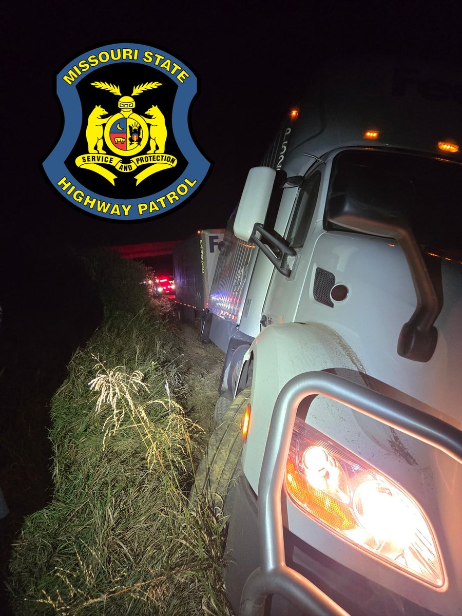 MSHPTrooperF's tweet photo. 🚨Crash on WB I-70 at the 109.8MM🚨

Troopers are investigating a non-injury crash this morning, involving a tractor trailer, on westbound I-70 in Cooper County.

The truck is off the roadway. Crews are still on scene, so please be careful when traveling through the area. https://t.co/oQBmmjoTvj