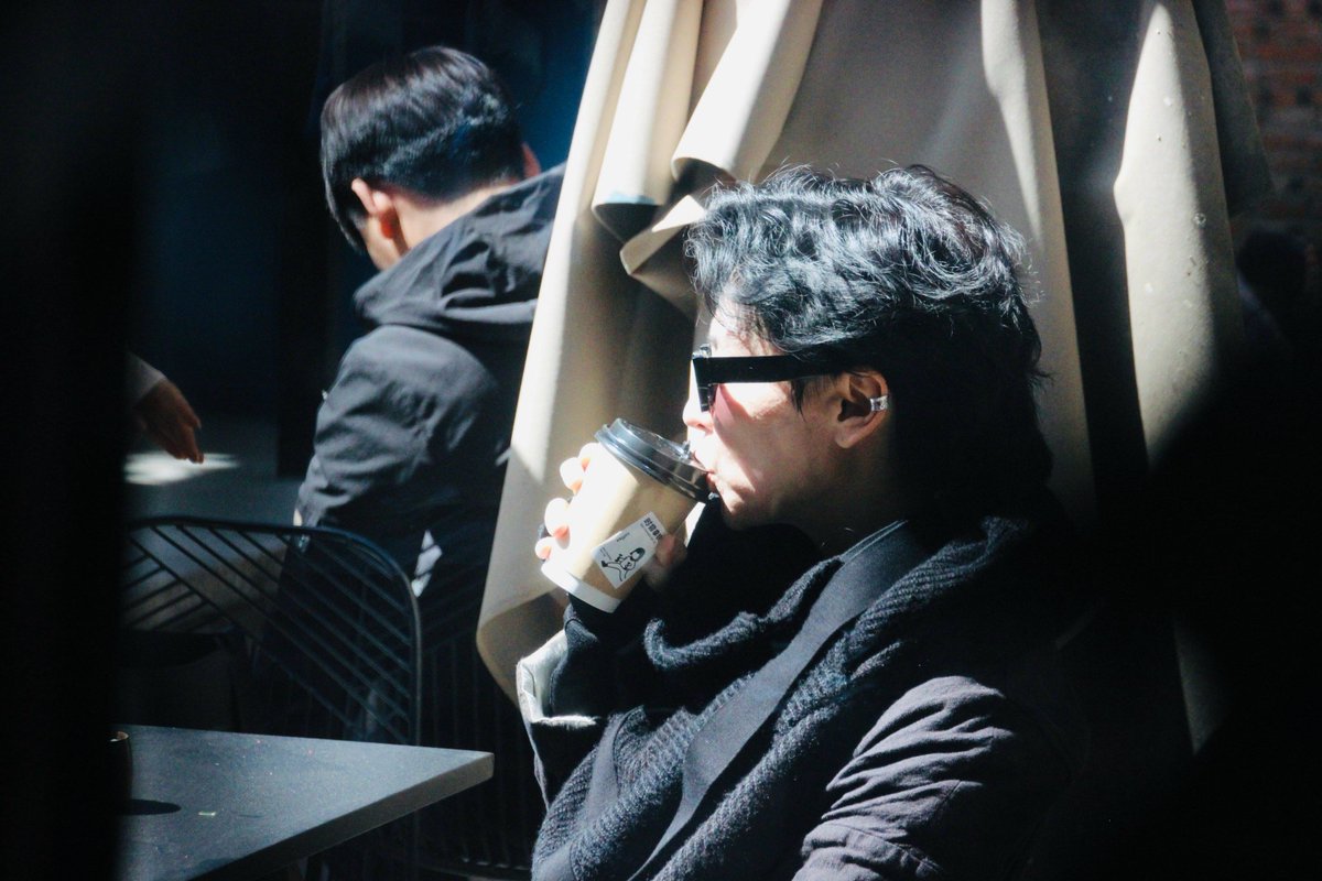 dougl_thb95_8ac's tweet photo. Under the lonely café porch, a sudden cough bursts out, and a guy in a hat hurries forward. https://t.co/nF3v9upFHI