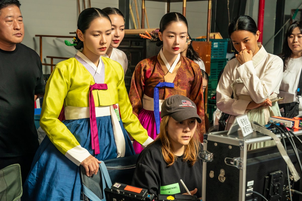 NetflixKR's tweet photo. <스캔들> 비하인드 스틸 봉인 해제🔓📸

글로벌 TOP 10 비영어 쇼 3위, 18개국 TOP 10을 사로잡은 넷플릭스 시리즈 <스캔들>, 절찬 스트리밍 중. 오직 넷플릭스에서. https://t.co/SmzmYoD9fZ