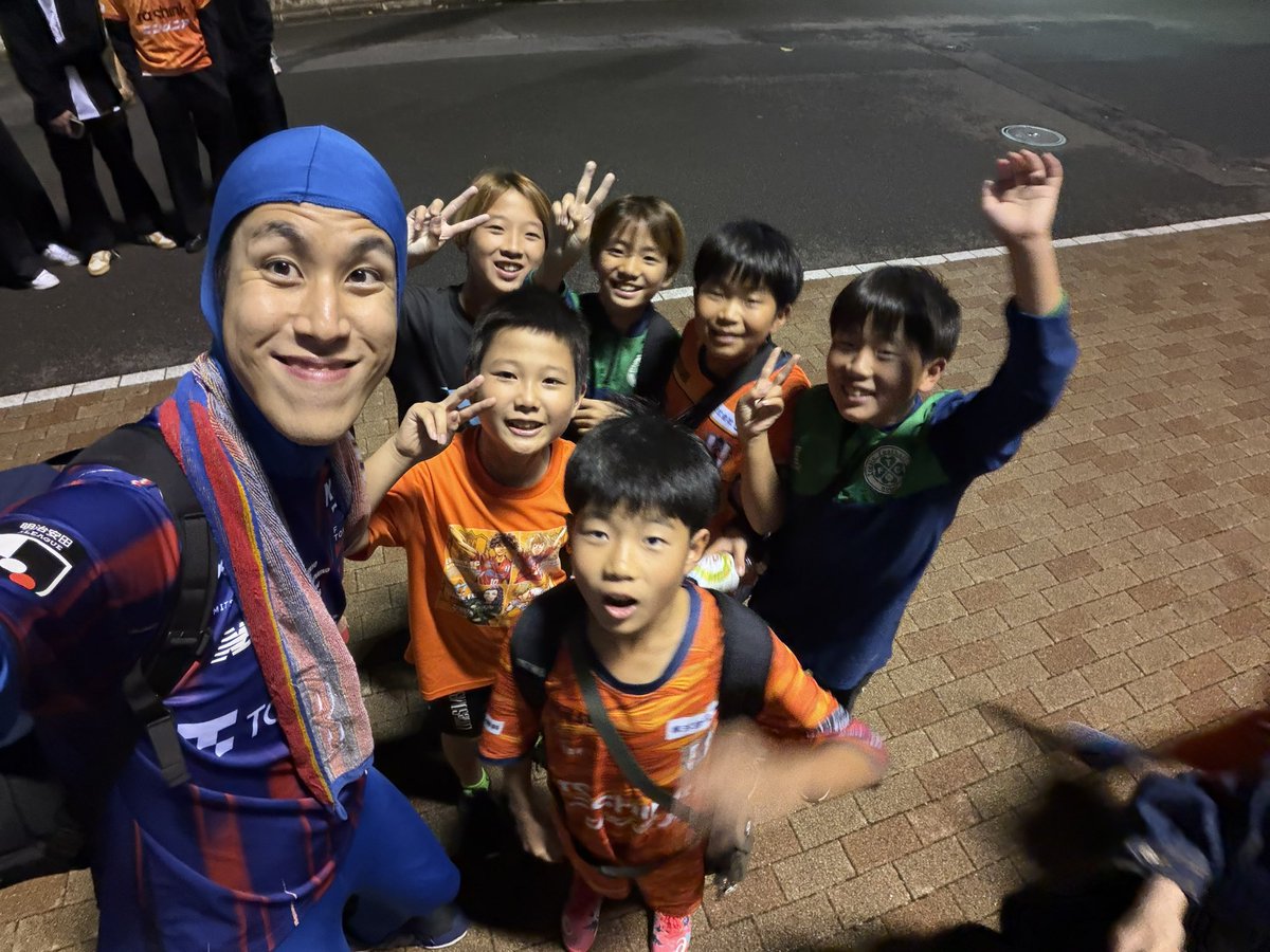 Kohalon's tweet photo. 無事２回戦を突破🔥🔥🔥
声をかけてくれた子どもたちと1枚！

これから夜の街に繰り出します！！😎 https://t.co/F3BlB6Fd2C