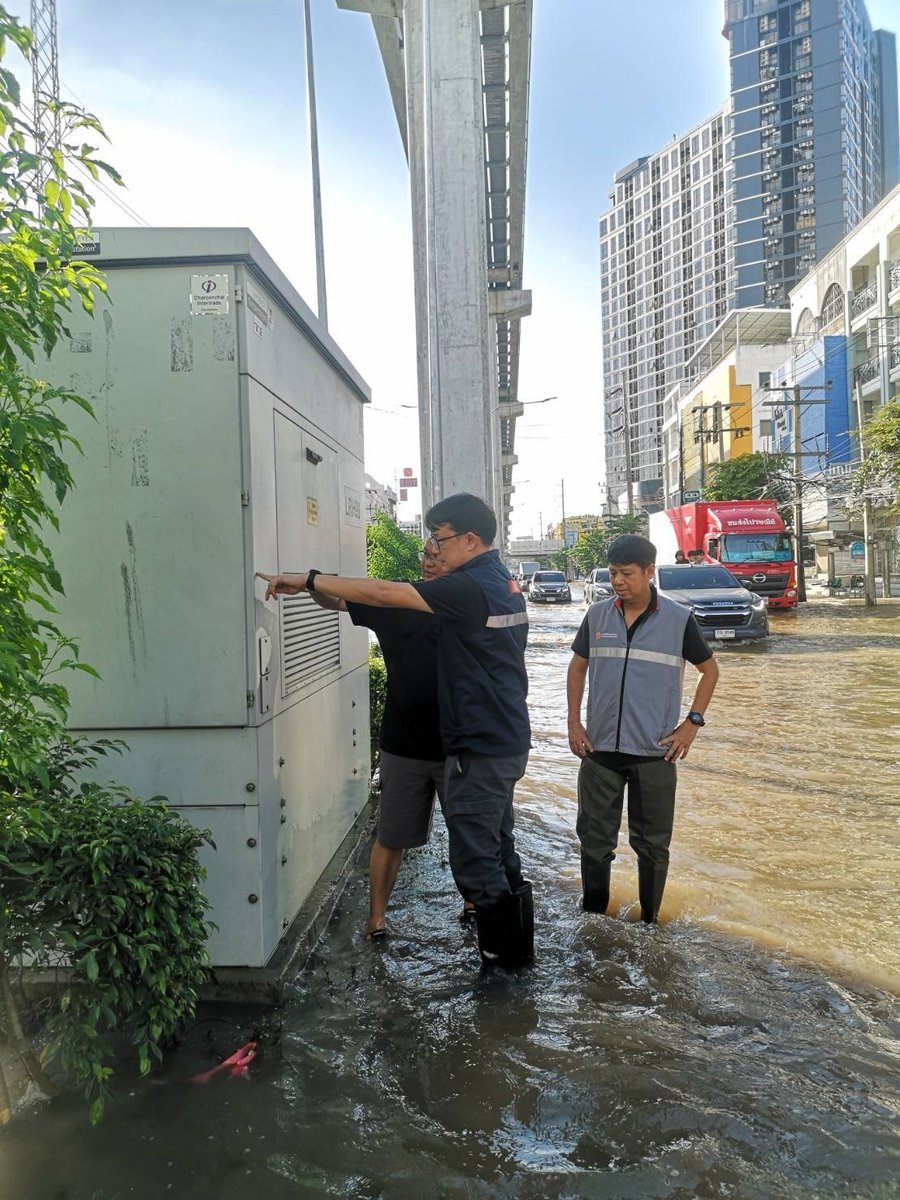 mea_news's tweet photo. MEA ลงพื้นที่ช่วยเหลือผู้ประสบภัยน้ำท่วม พร้อมดูแลความปลอดภัยระบบไฟฟ้า 24 ชั่วโมง

อ่านเพิ่มเติม คลิก: https://t.co/lH3hXUHFoC

#MEA #การไฟฟ้านครหลวง #ช่วยเหลือผู้ประสบภัยน้ำท่วม #ความปลอดภัยจากไฟฟ้า https://t.co/O7jl17eWyV