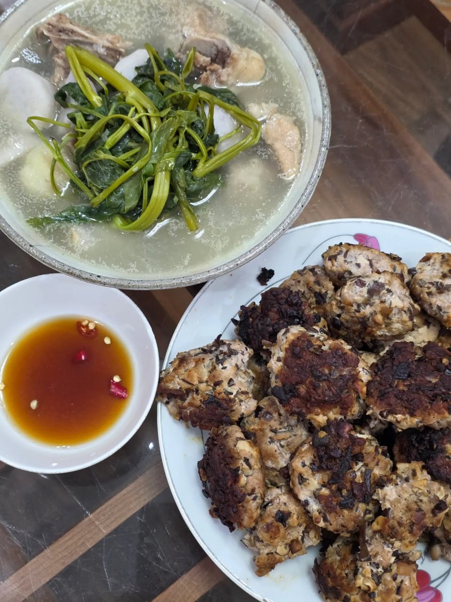QagMe0's tweet photo. Bữa chiều ăn vẫn còn no nhưng vì nay mẹ nấu nhiều món ngon quá nên... phải ăn tiếp vậy.

Tối nay, có thịt viên chiên ăn kèm với canh sườn khoai sọ và đặc biệt bữa ăn của người Việt thì lúc nào cũng phải có chén nước mắm ớt.

Không biết phải ý của mẹ không nhưng thịt viên nó hơi khét khét.

Ăn xong tắm rửa lại bay lên X tiếp, đợi mình nha!