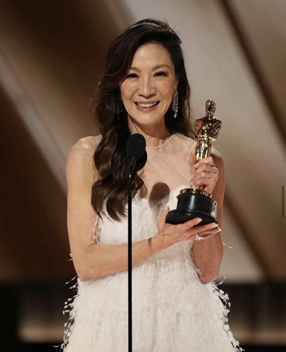 Jessicaalba_336's tweet photo. “To all the little boys and girls who look like me watching tonight, this is a beacon of hope and possibilities. This is proof - dream big! - and dreams do come true.” - #MichelleYeoh https://t.co/K8oKKbMdpn