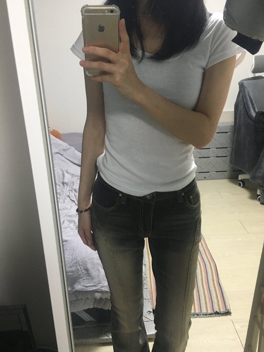 2on_uu's tweet photo. #광고 #아리킴
ELLA BOOTCUT DENIM PANTS

부츠컷 팬츠 1뜽
다리 완전 길어보이고 ㅈㅉ 말라보임

로우라이즈에 골반뽕도 엄청 자연스럽게 들어가 있어서 좋음,,🫰

https://t.co/lZNfHG7Y31 https://t.co/jXdm8ymMcu