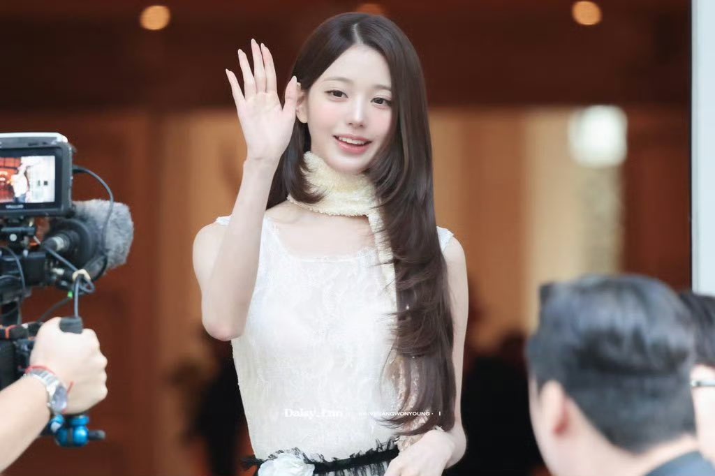 Ddfxarn's tweet photo. #WonyoungDiorSummer27
#JANGWONYOUNG
#WONYOUNG
#DiorSummer27 @Dior https://t.co/1et1XHgwgF