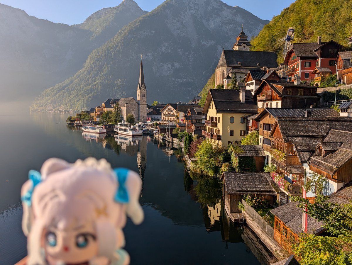 Alabaster6969's tweet photo. Look Minki! Look! You're in that screen saver picture! (Hallstatt) #mintogo https://t.co/KGk6wEH5xd