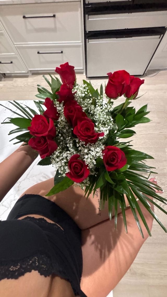 QueenMerrym1's tweet photo. Morninngg just received this flowers from a a dogggyy😌😌👑👑👑 #feetfetısh #feetfetıshly #feetcontents #feetworshi̇p https://t.co/gNnfdh0GdW