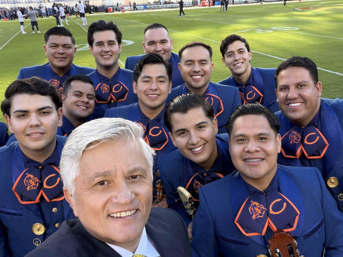 espnsutcliffe's tweet photo. La @NFL @nflmx 
 tiene esa gran fórmula para unirnos 🇲🇽 🇺🇸 ❤️ #MexicanAmerican https://t.co/IKJedyyo02