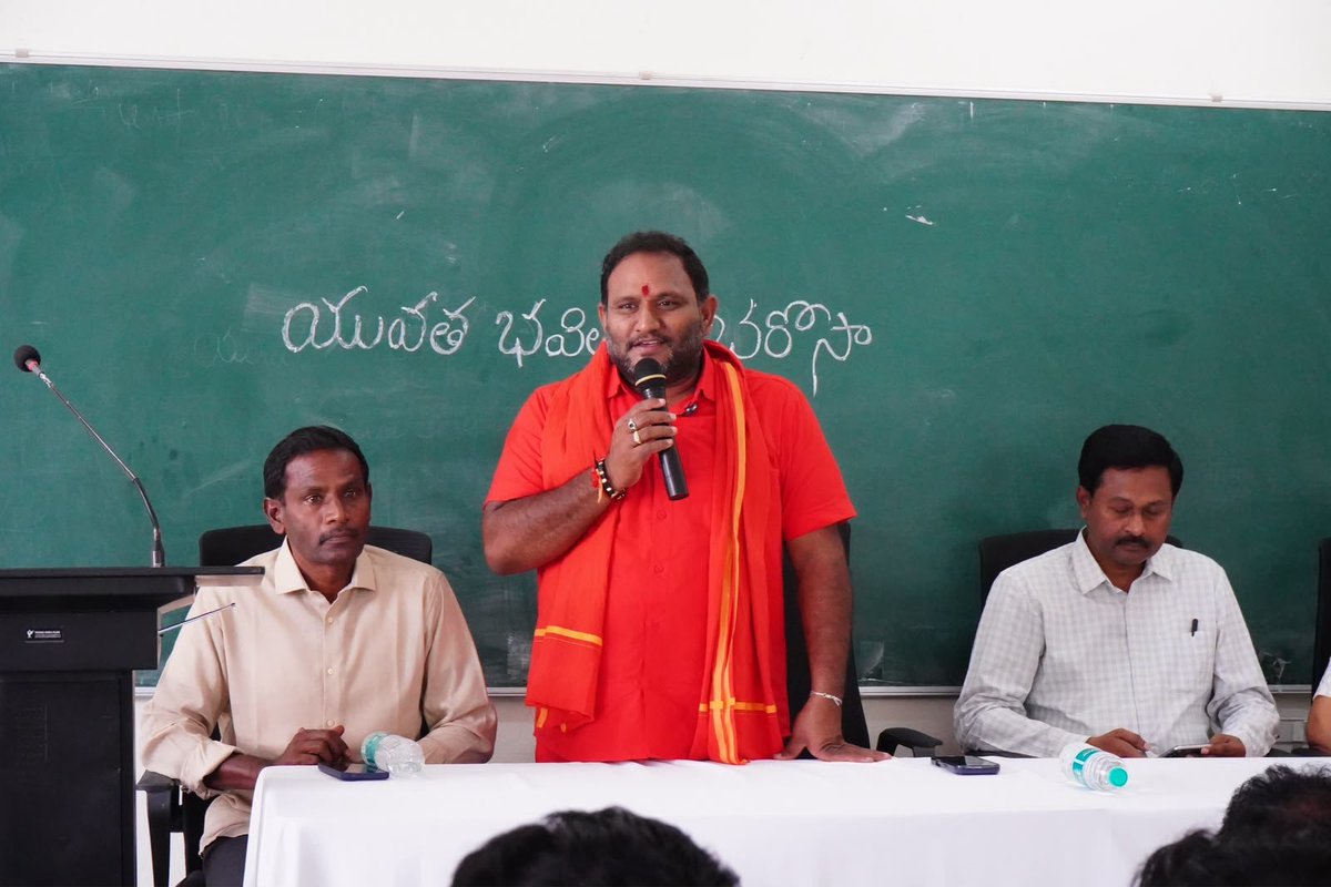 SrikanthMLC's tweet photo. రాష్ట్ర ముఖ్యమంత్రి మాన్యశ్రీ నారా చంద్రబాబు నాయుడు గారు, ఐటీ, విద్యాశాఖ మంత్రి శ్రీ నారా లోకేష్ గారు ఎంతో ప్రతిష్టాత్మకంగా చేపట్టిన “యువత భవితకు భరోసా” కార్యక్రమం ద్వారా రాష్ట్ర యువత భవిష్యత్తుపై ప్రత్యేక దృష్టి సారించడం అభినందనీయం. కుప్పంలోని ద్రావిడ విశ్వవిద్యాలయ ప్రాంగణంలో నిర్వహించిన “యువత భవితకు భరోసా” కార్యక్రమంలో ముఖ్య అతిథిగా పాల్గొనడం ఎంతో ఆనందంగా ఉంది. యువతకు అవసరమైన నైపుణ్యాలు, ఉపాధి అవకాశాలు, భవిష్యత్‌ లక్ష్యాలపై అవగాహన కల్పిస్తూ, వారి ప్రతిభకు సరైన దిశానిర్దేశం చేసే ఈ కార్యక్రమం ఎంతో ఉపయోగకరంగా నిలిచింది. రాష్ట్ర యువత తరఫున ముఖ్యమంత్రి శ్రీ నారా చంద్రబాబు నాయుడు గారికి, మంత్రి శ్రీ నారా లోకేష్ గారికి ప్రత్యేక ధన్యవాదాలు తెలియజేస్తున్నాను. నేటి యువతే రేపటి రాష్ట్ర భవిష్యత్తు. వారి నైపుణ్యాలకు తగిన అవకాశాలు కల్పించి, వారు తమ లక్ష్యాలను సాధించి ఉన్నత శిఖరాలను అధిరోహించేలా చేయడమే మనందరి బాధ్యత.
#yuvathabhavithakubharosa
#NaraChandrababuNaidu
#NaraLokesh
#Kuppam
#kancharlasrikanth